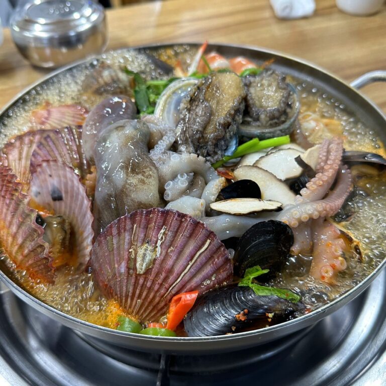 용궁이 우려내는 얼큰한 노을 한그릇 – 해물탕